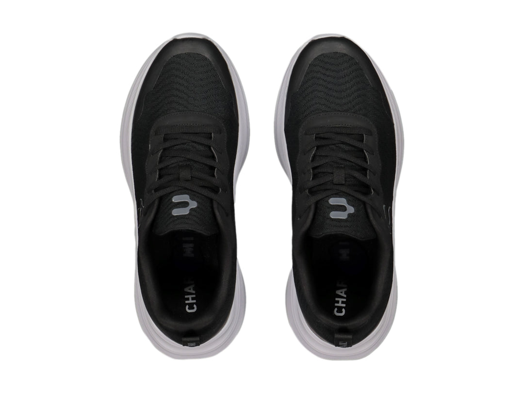 Tenis deportivos Charly color negro con suela blanca y tejido de malla.