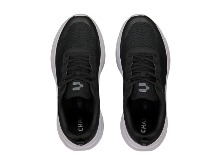 Tenis deportivos Charly color negro con suela blanca y tejido de malla.
