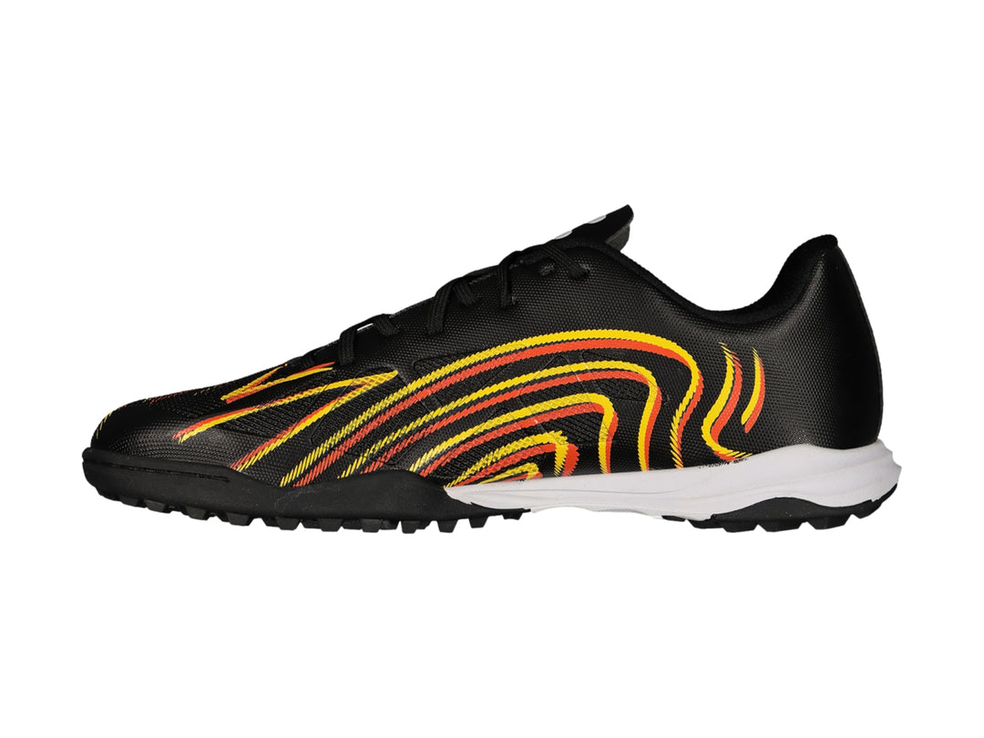 Zapato de fútbol Charly color negro con rayas amarillas y naranjas, suela blanca y negra para pasto sintético.