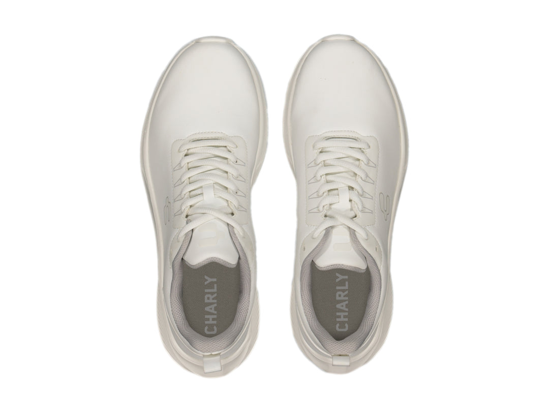 Tenis deportivos Charly de color blanco con suela blanca y cordones.