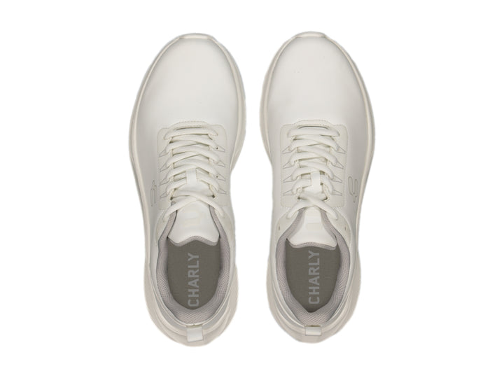 Tenis deportivos Charly de color blanco con suela blanca y cordones.