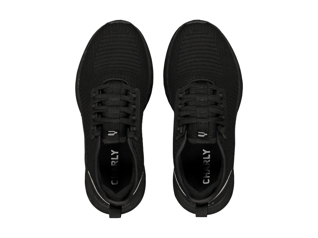 Tenis deportivos Charly color negro con suela gruesa y detalle gris en el talón.