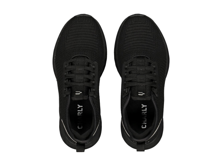 Tenis deportivos Charly color negro con suela gruesa y detalle gris en el talón.
