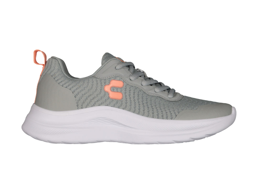 Tenis deportivos Charly color gris con suela blanca y detalles en naranja.