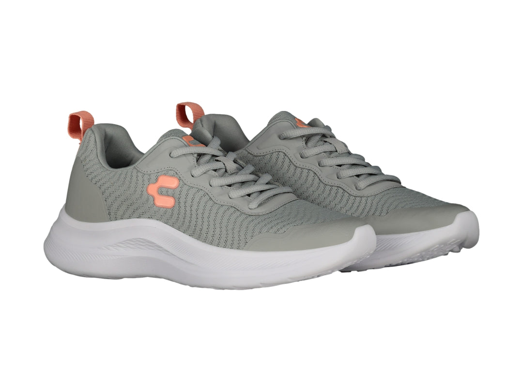 Tenis deportivos Charly color gris con suela blanca y detalles en naranja.