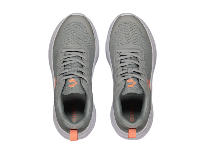 Tenis deportivos Charly color gris con suela blanca y detalles en naranja.