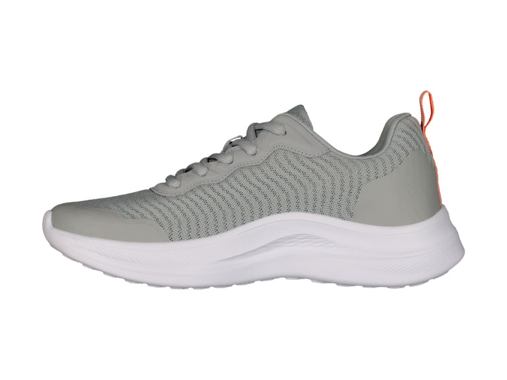 Tenis deportivos Charly color gris con suela blanca y detalles en naranja.
