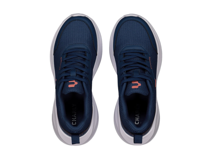Tenis deportivos Charly color azul marino con suela blanca y detalles en coral.