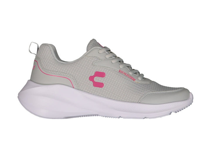 Tenis deportivos Charly en color gris con suela blanca y detalles en rosa.
