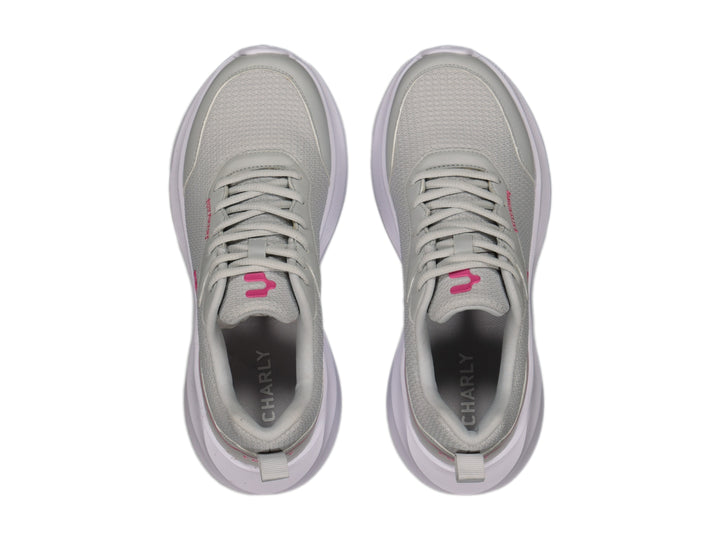 Tenis deportivos Charly en color gris con suela blanca y detalles en rosa.