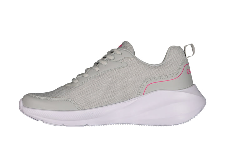 Tenis deportivos Charly en color gris con suela blanca y detalles en rosa.