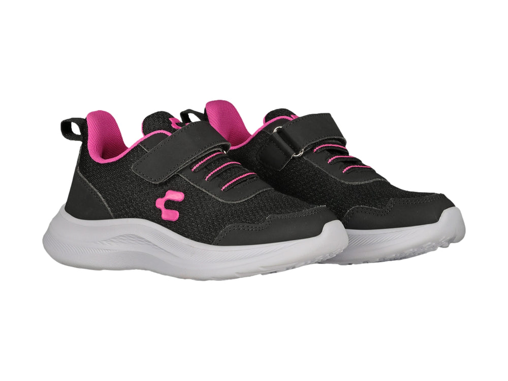 Tenis deportivos Charly color negro con detalles en fucsia y suela blanca.