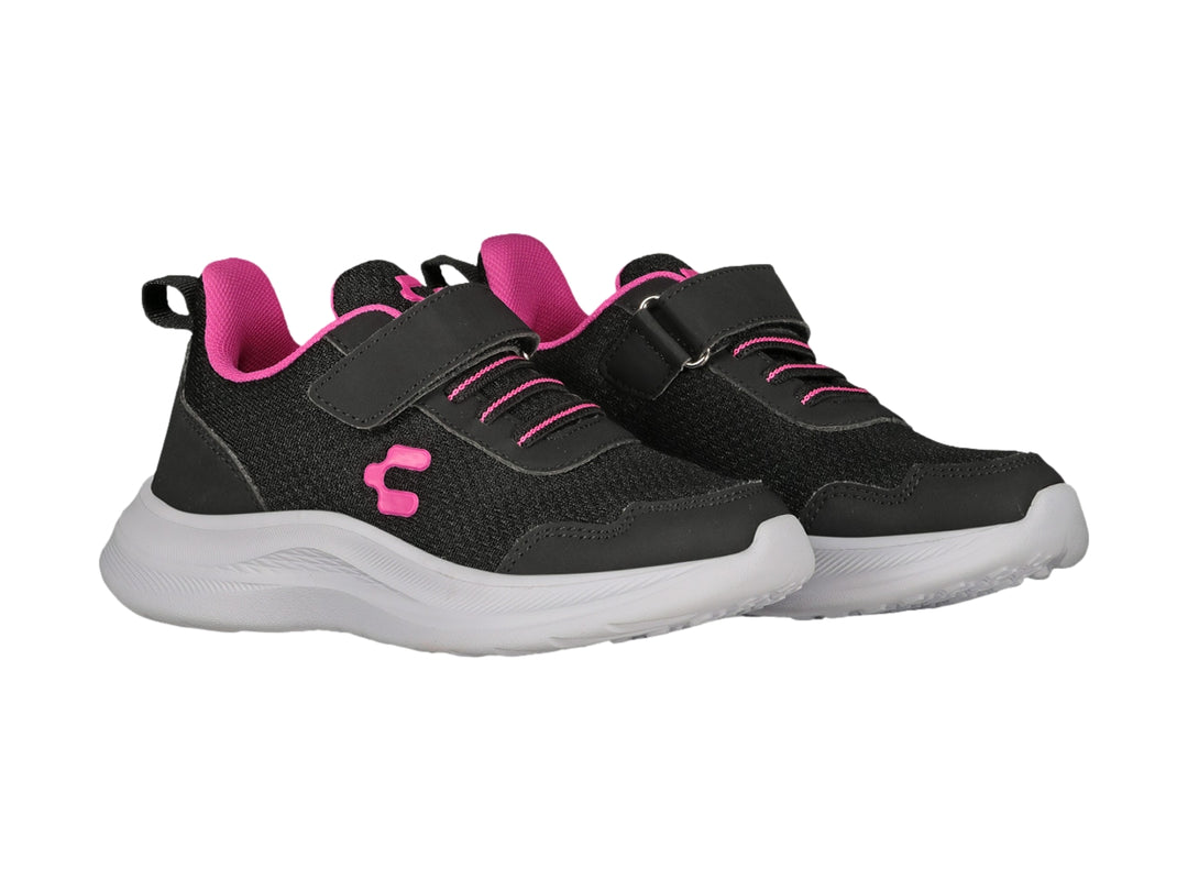 Tenis deportivos Charly color negro con detalles en fucsia y suela blanca.