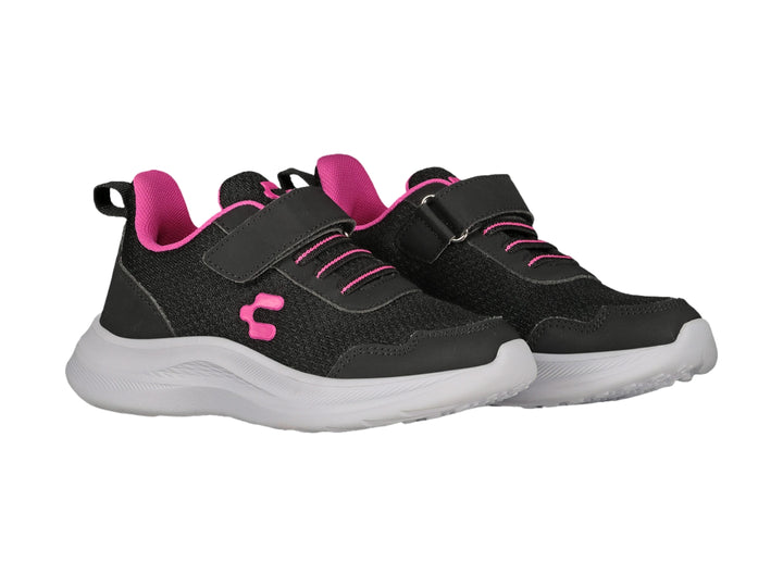 Tenis deportivos Charly color negro con detalles en fucsia y suela blanca.