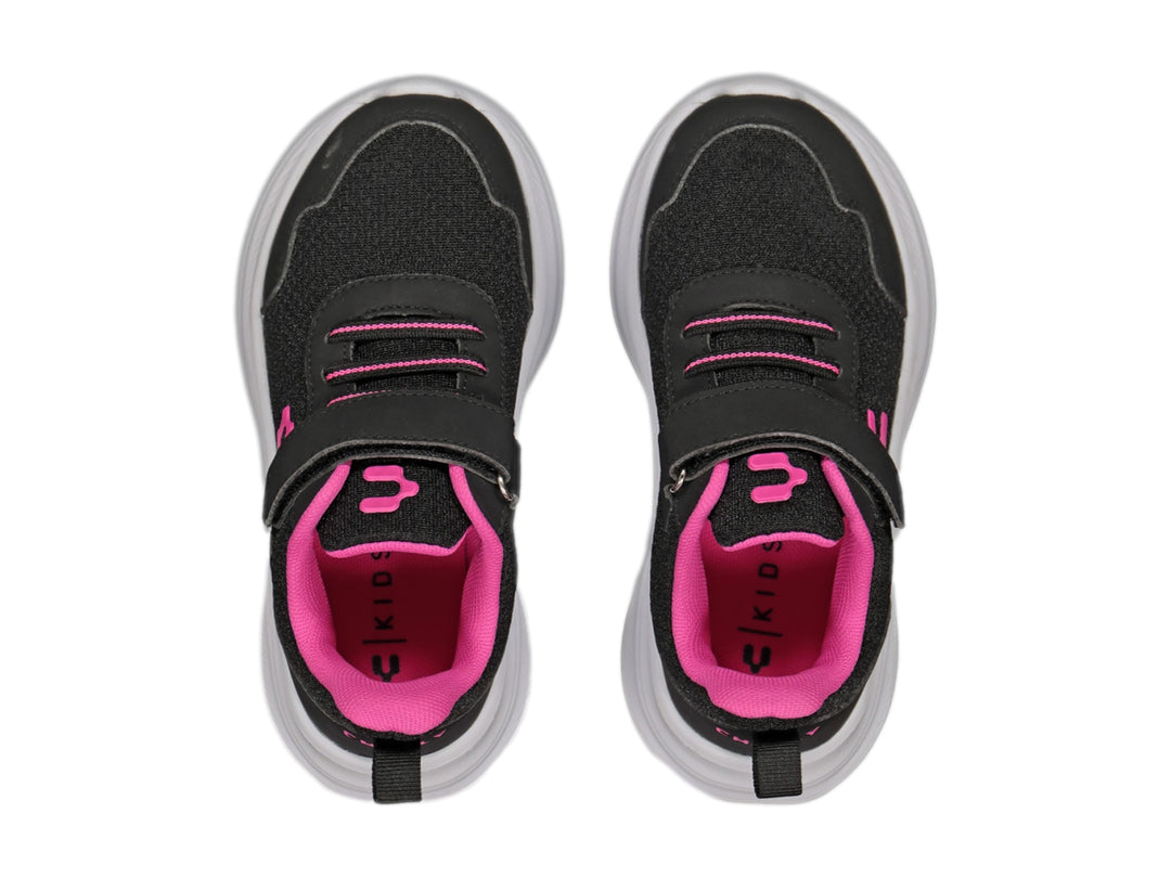Tenis deportivos Charly color negro con detalles en fucsia y suela blanca.
