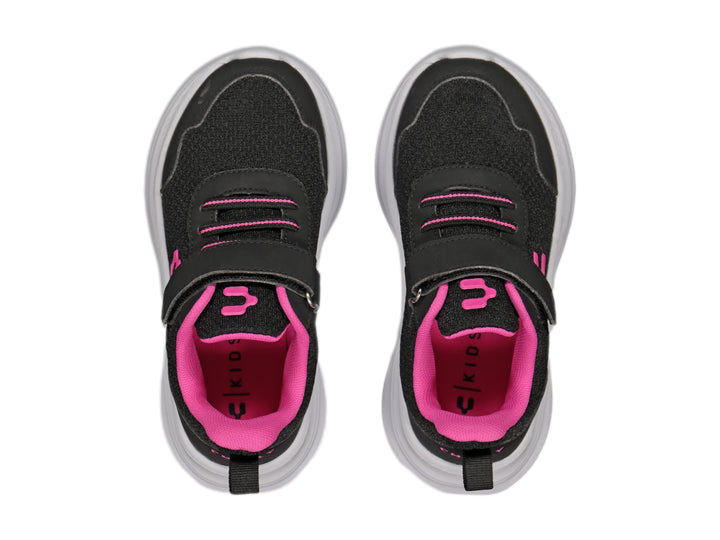 Tenis deportivos Charly color negro con detalles en fucsia y suela blanca.