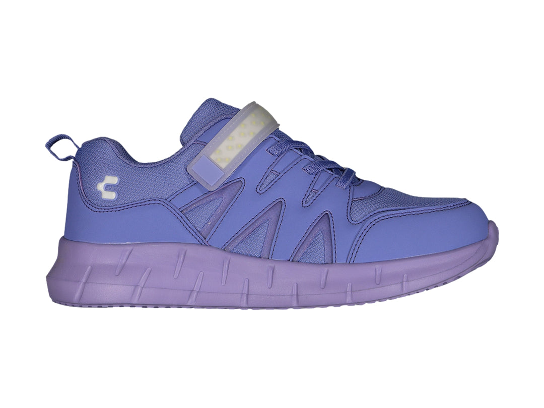Tenis deportivos de color lila con correa ajustable y suela gruesa.