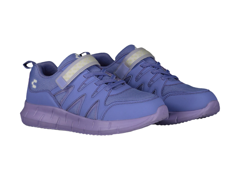Tenis deportivos de color lila con correa ajustable y suela gruesa.