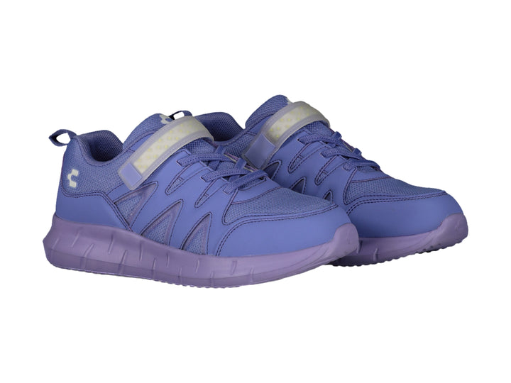 Tenis deportivos de color lila con correa ajustable y suela gruesa.