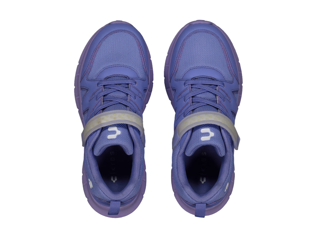 Tenis deportivos de color lila con correa ajustable y suela gruesa.
