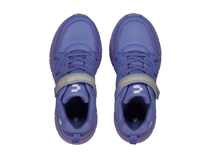 Tenis deportivos de color lila con correa ajustable y suela gruesa.