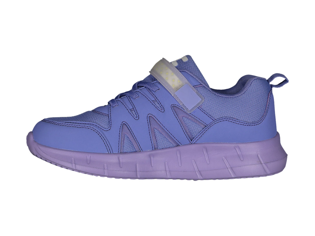 Tenis deportivos de color lila con correa ajustable y suela gruesa.