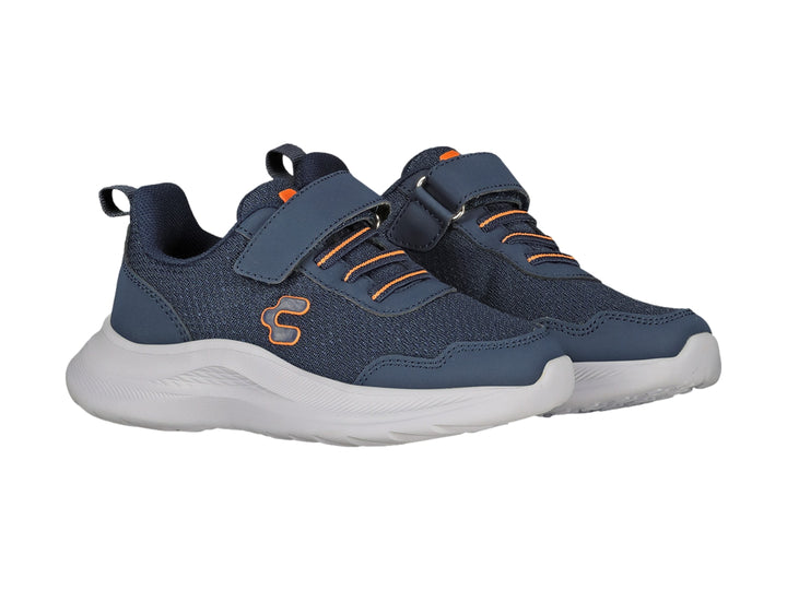 Tenis deportivos Charly color azul marino con suela blanca y detalles en naranja.