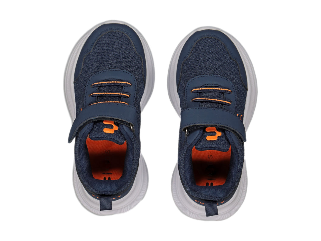 Tenis deportivos Charly color azul marino con suela blanca y detalles en naranja.