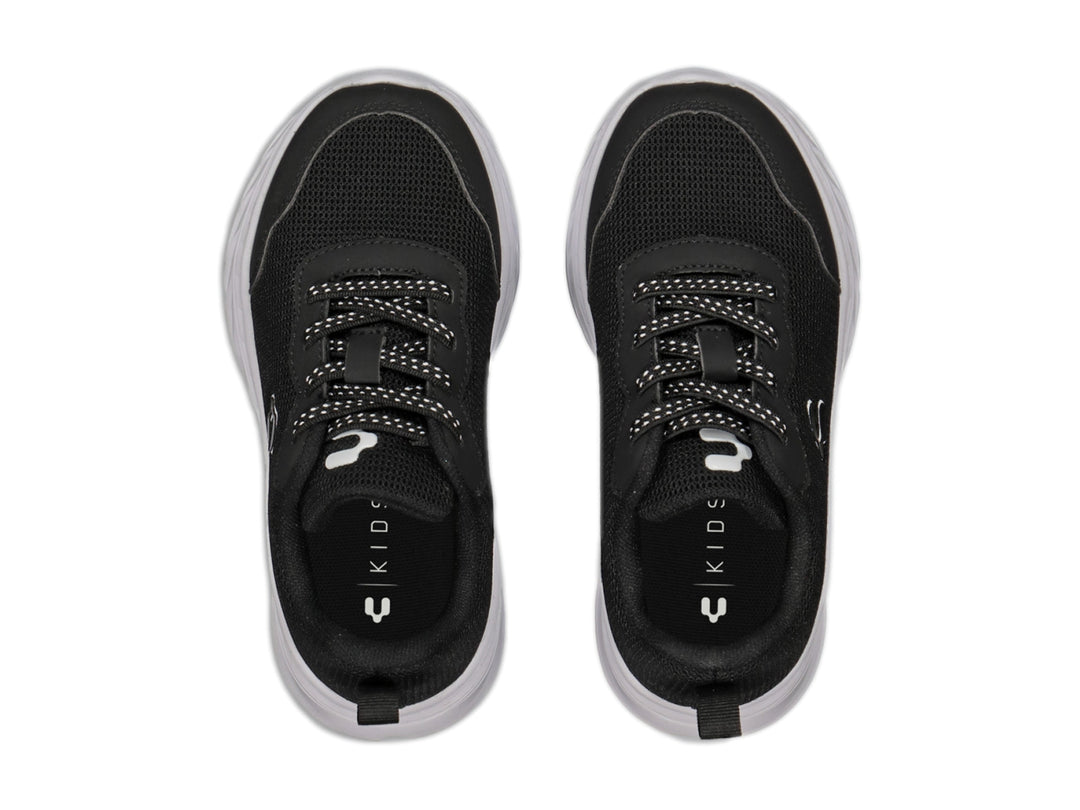 Tenis deportivos Charly color negro con suela blanca y logotipo blanco lateral.