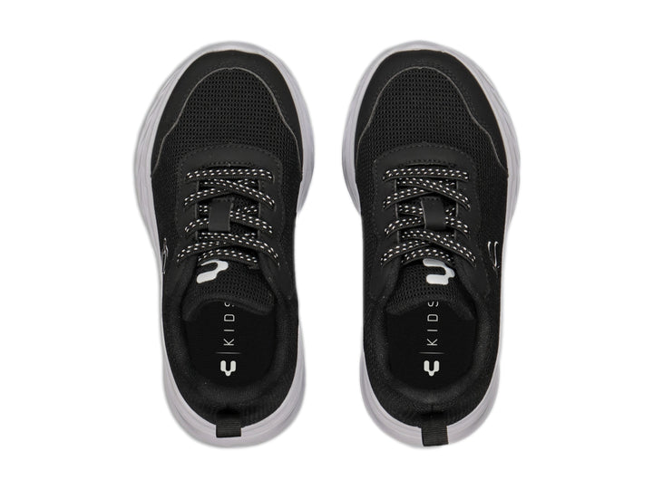 Tenis deportivos Charly color negro con suela blanca y logotipo blanco lateral.