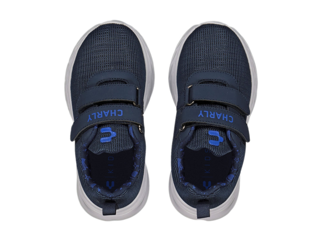 Tenis deportivos Charly en color azul marino con suela blanca y cierre de velcro para niño.