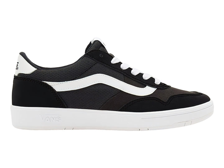 Tenis Vans color negro con franja lateral y suela en color blanco.