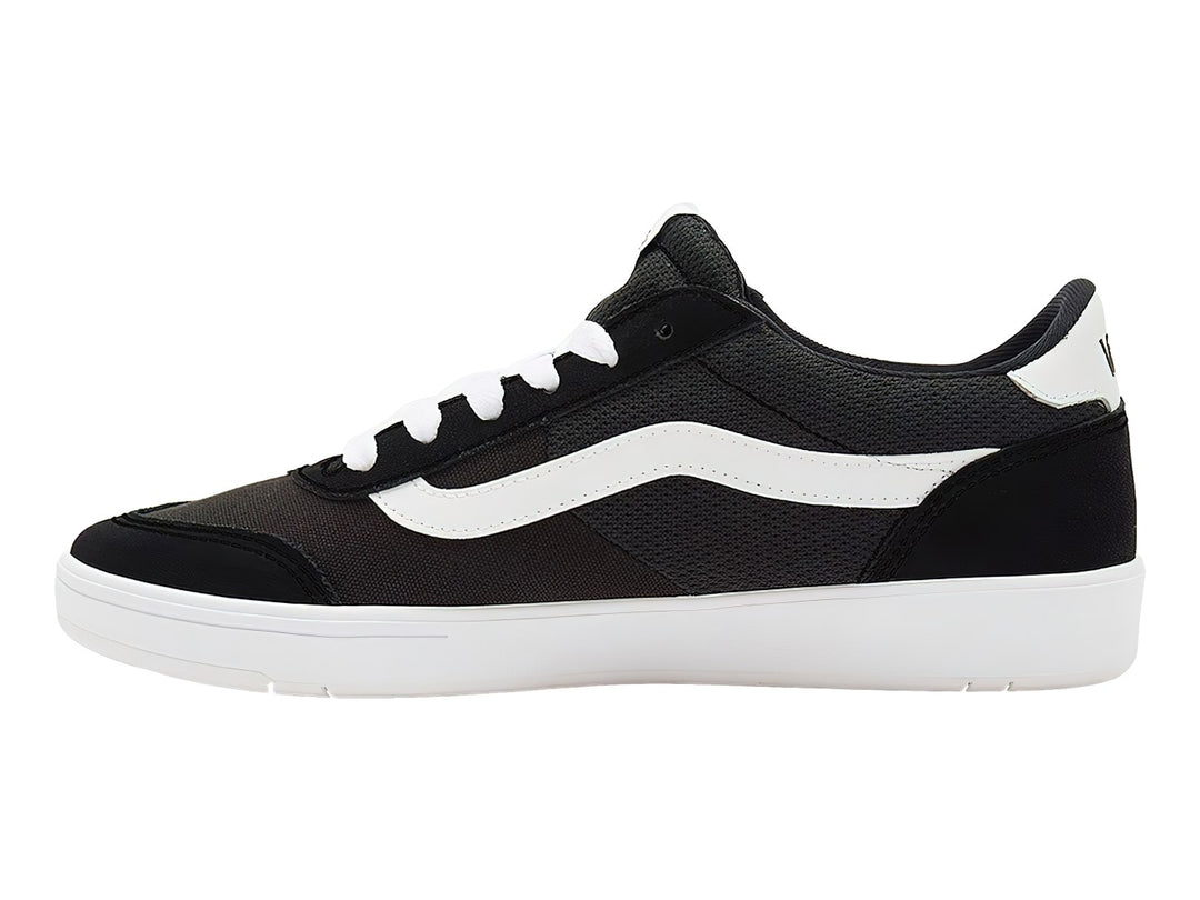 Tenis Vans color negro con franja lateral y suela en color blanco.