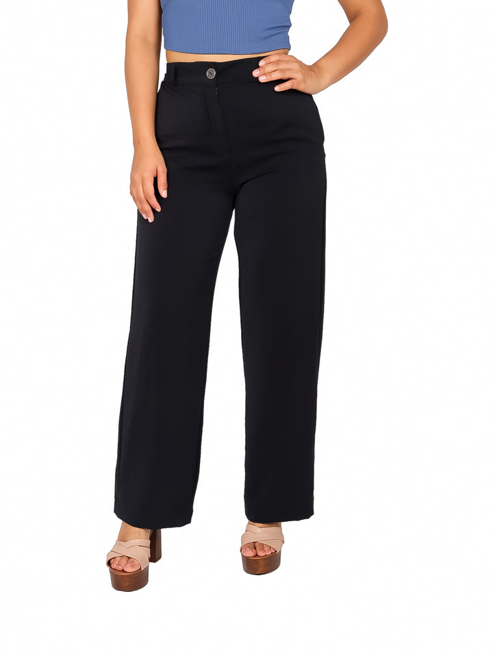 Mujer vistiendo un pantalón básico liso de color negro con corte de pierna ancha y talle alto.