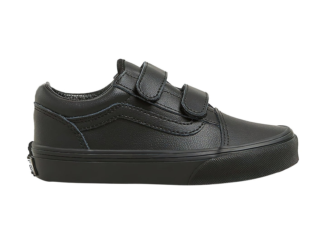 Tenis Vans Old Skool color negro con cierres de velcro y suela plana.