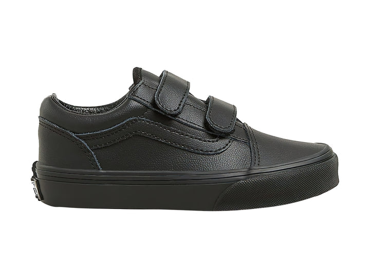 Tenis Vans Old Skool color negro con cierres de velcro y suela plana.