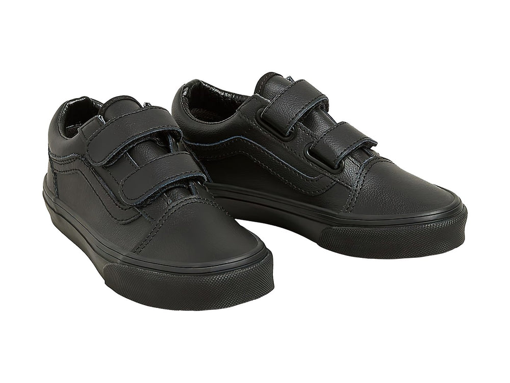 Tenis Vans Old Skool color negro con cierres de velcro y suela plana.