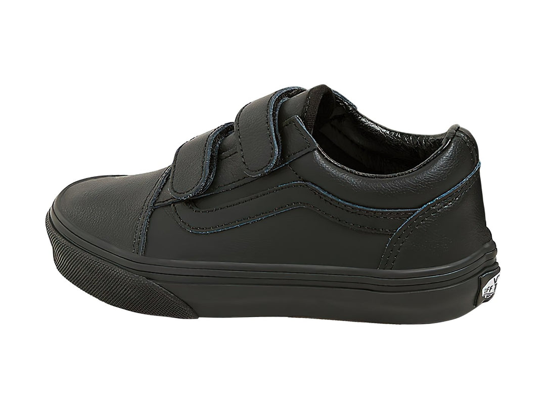 Tenis Vans Old Skool color negro con cierres de velcro y suela plana.
