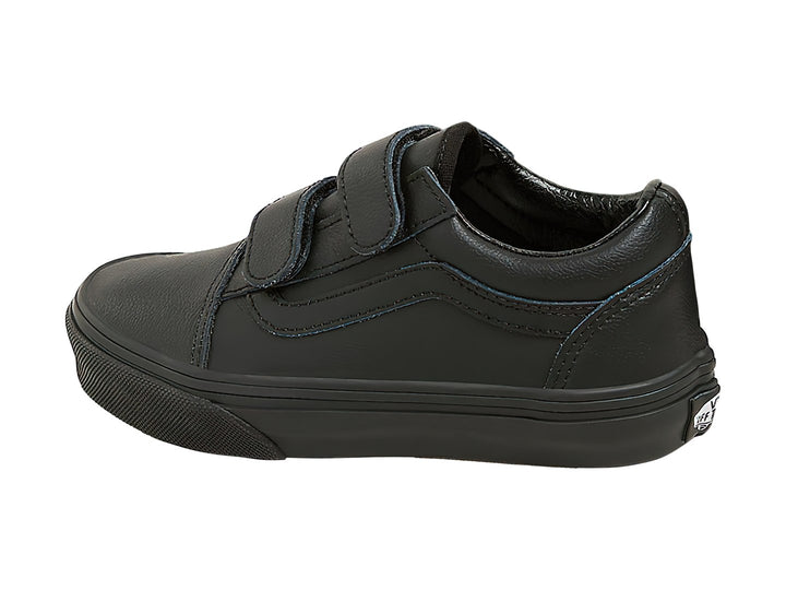 Tenis Vans Old Skool color negro con cierres de velcro y suela plana.