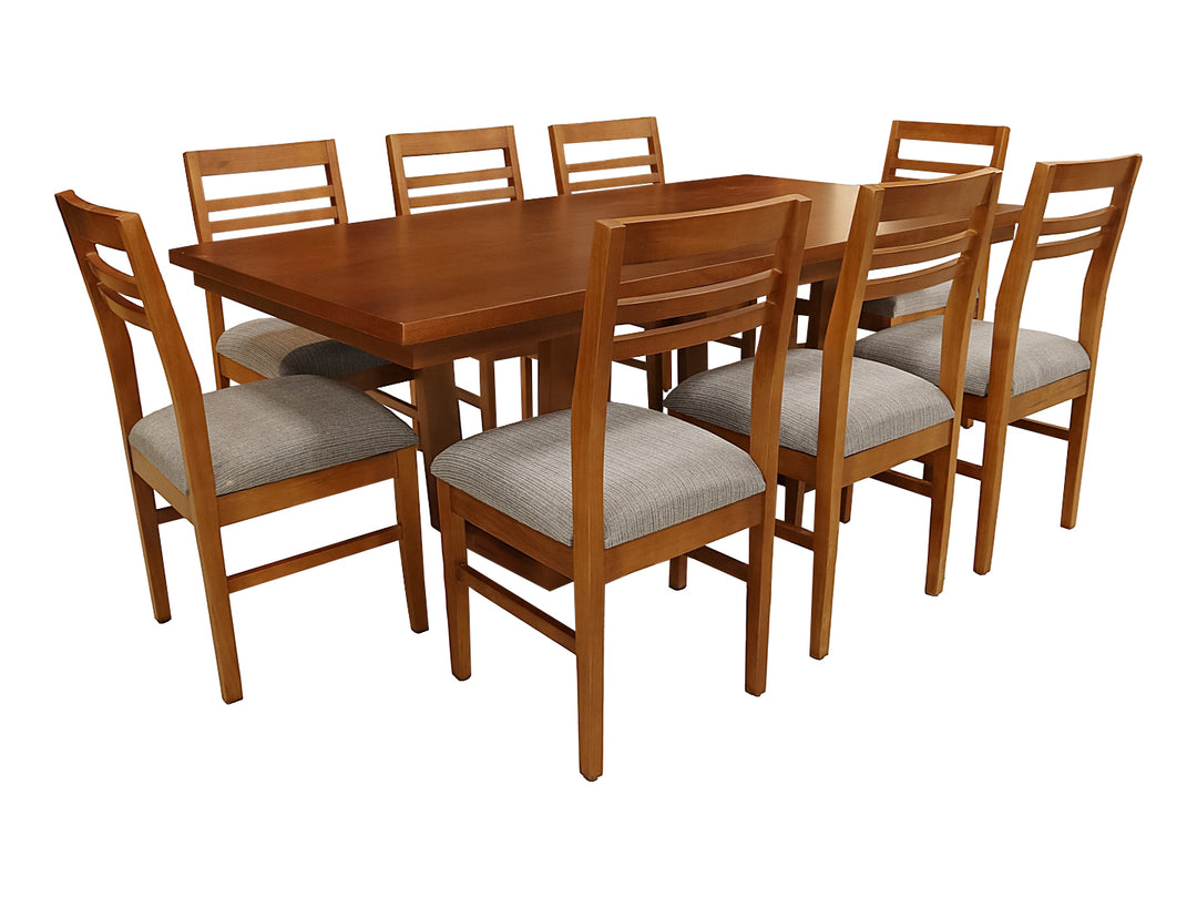 Conjunto de comedor color nogal con mesa rectangular y ocho sillas con asientos tapizados en gris.