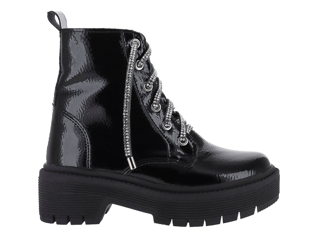 Bota negra de charol brillante con suela track gruesa y agujetas decorativas plateadas.