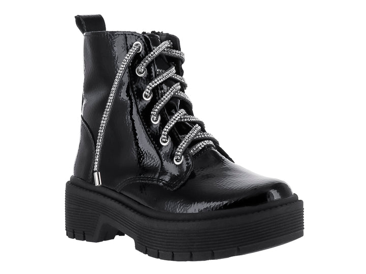 Bota negra de charol brillante con suela track gruesa y agujetas decorativas plateadas.