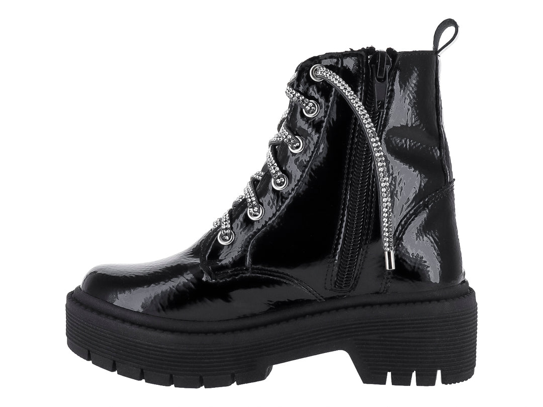 Bota negra de charol brillante con suela track gruesa y agujetas decorativas plateadas.