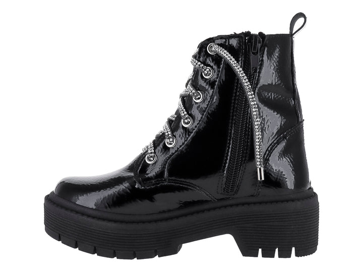 Botas infantiles negras de charol brillante con agujetas plateadas y suela gruesa tipo track.