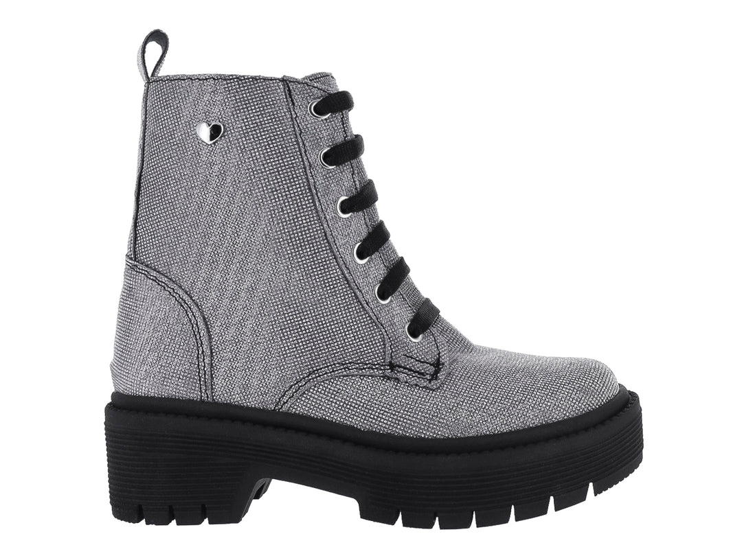 Bota para niña color plata con acabado brillante, agujetas negras y suela gruesa negra tipo track.