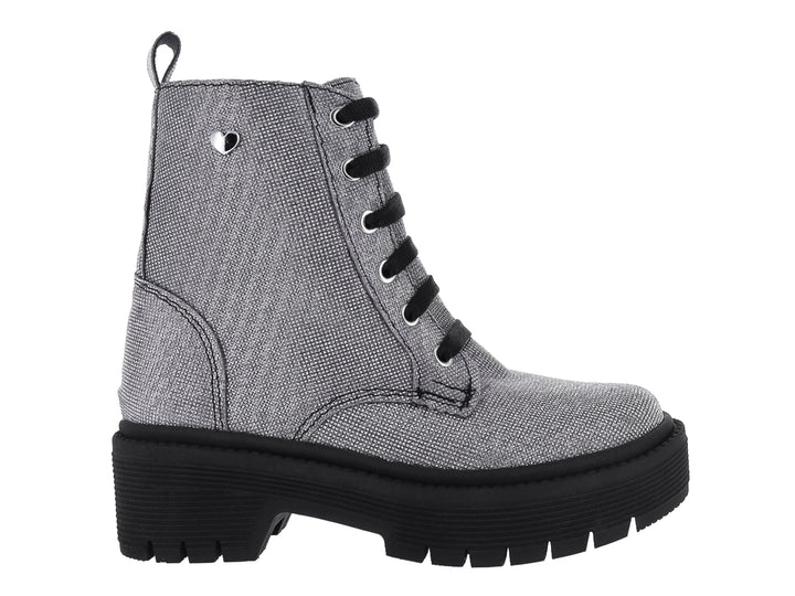 Bota color plata con suela track negra y plataforma.