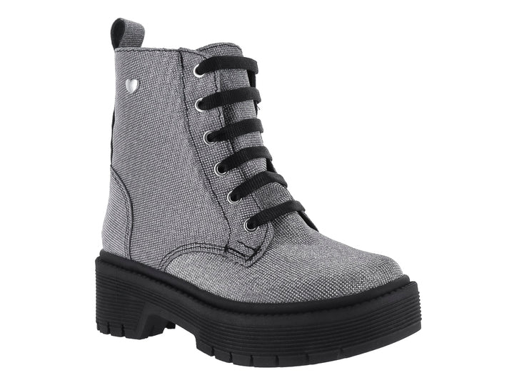 Bota color plata con suela track negra y plataforma.