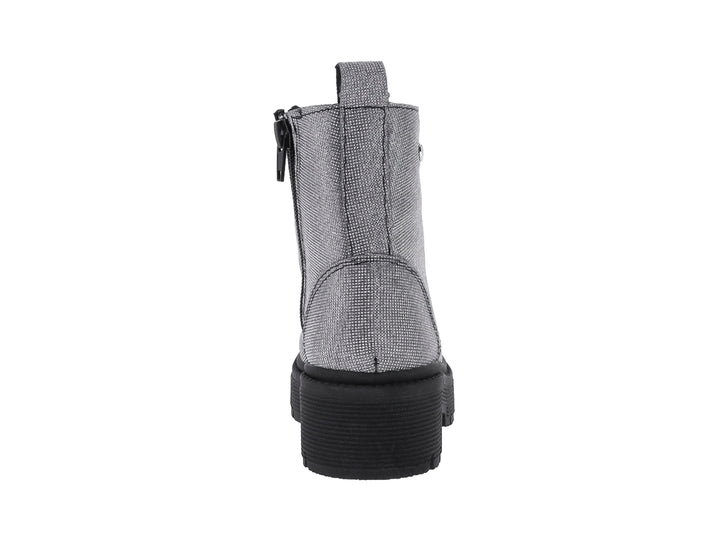 Bota color plata con suela track negra y plataforma.