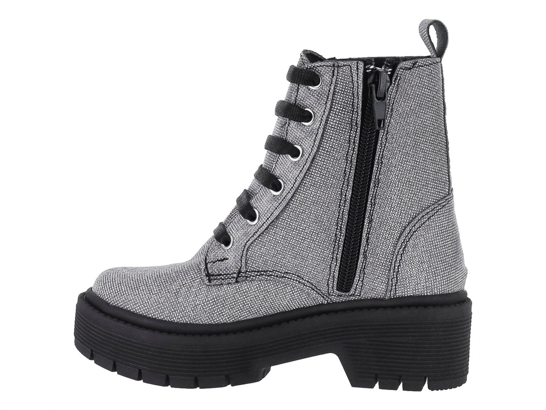 Bota color plata con suela track negra y plataforma.