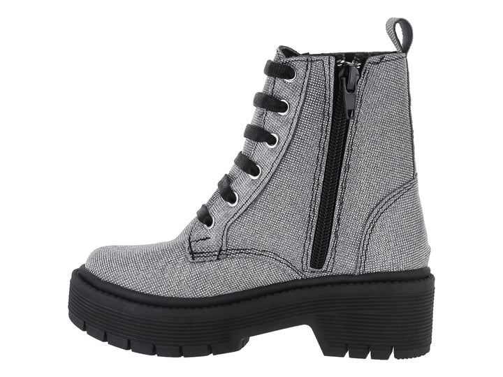 Bota color plata con suela track negra y plataforma.